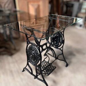 Mesa auxiliar con base de maquina de coser antigua
