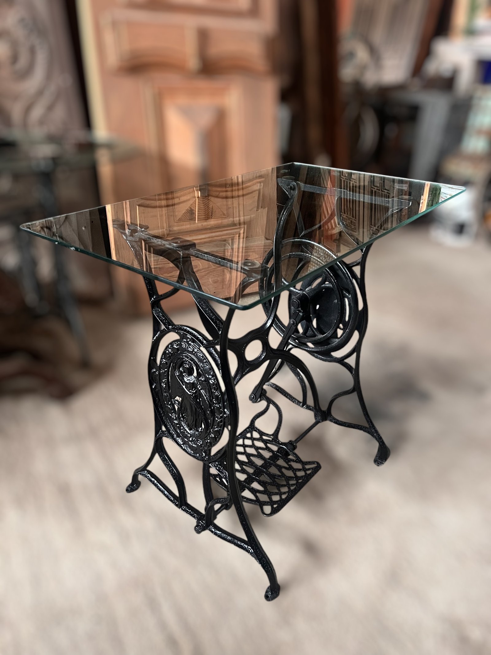 Mesa auxiliar con base de maquina de coser antigua
