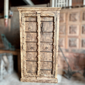 Antiguo estante de madera