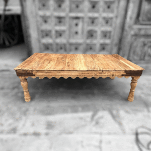 Mesa de centro antigua de madera teca