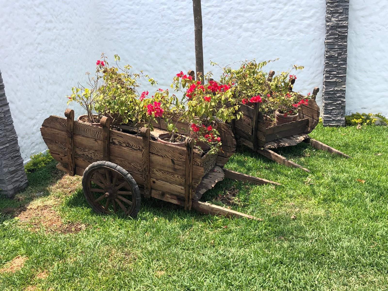 Carreta porta macetas floral